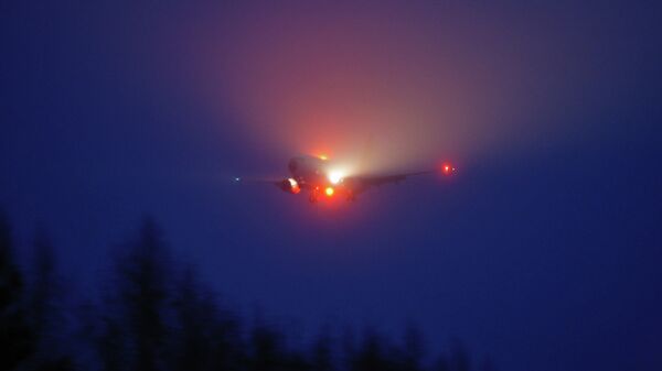 Самолет совершает посадку в тумане, архивное фото - Sputnik Ўзбекистон