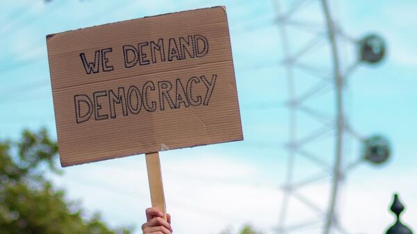 Баннер в поддержку демократии, иллюстративное фото - Sputnik Узбекистан
