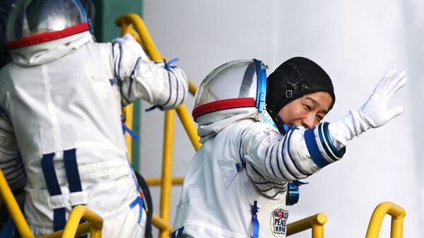 Космический турист Юсаку Маэзава перед запуском ракеты-носителя Союз-2.1а - Sputnik Узбекистан