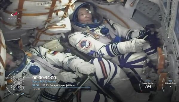 Космонавт Александр Мисуркин (внизу) и космический турист Юсаку Маэдзава (вверху) внутри космического корабля. - Sputnik Узбекистан