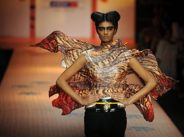 Модель в тигровом образе на показе мод в поддержку кампании Save the Tiger (&quot;Спасите тигра&quot;) в последний день Недели моды в Лакме, 26 марта 2013 г.  - Sputnik Узбекистан