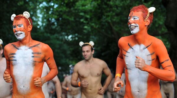 Бегуны, раскрашенные под тигров, участвуют в благотворительном забеге голых в защиту суматранских тигров в Лондонском зоопарке 15 августа 2013 года.  - Sputnik Узбекистан