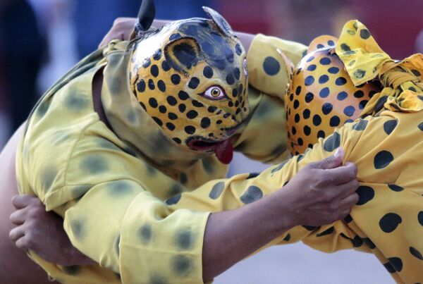 Мужчины, одетые как тигры, борются во время празднования Рождества и Нового года в Мексике, 20 декабря 2015 года. - Sputnik Узбекистан
