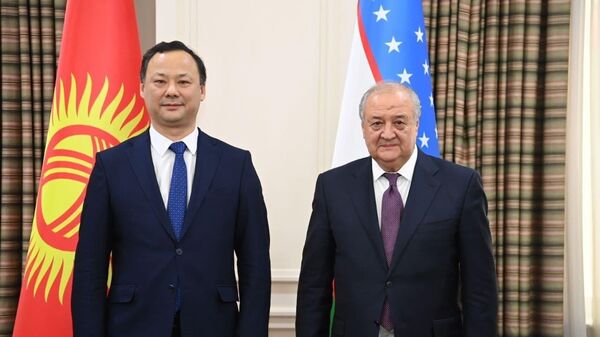 Министры иностранных дел Кыргызстана и Узбекистана Руслан Казакбаев и Абдулазиз Камилов - Sputnik Узбекистан