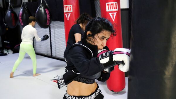 Девушка во время тренировки в зале бойцовского клуба в Саудовской Аравии  - Sputnik Ўзбекистон