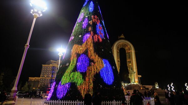 В Душанбе установили новогоднюю елку 567
 - Sputnik Узбекистан