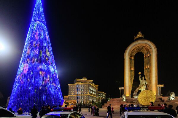В Душанбе зажглась новогодняя ёлка. - Sputnik Узбекистан