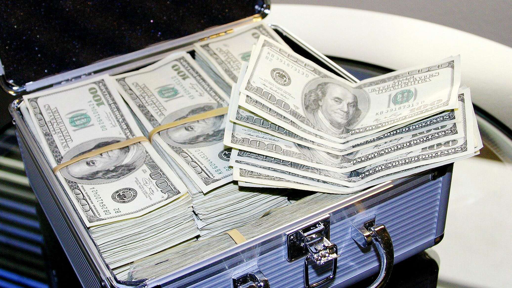 Чемодан с долларами. Самая лучшая валюта. Куча денег. Деньги в руках пенсионеров в евро. Самая популярная валюта в мире.