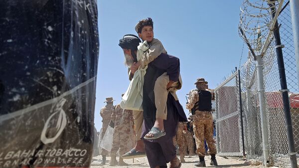 Афганцы во время перехода через пакистано-афганскую границу после прихода к власти Талибов* - Sputnik Узбекистан