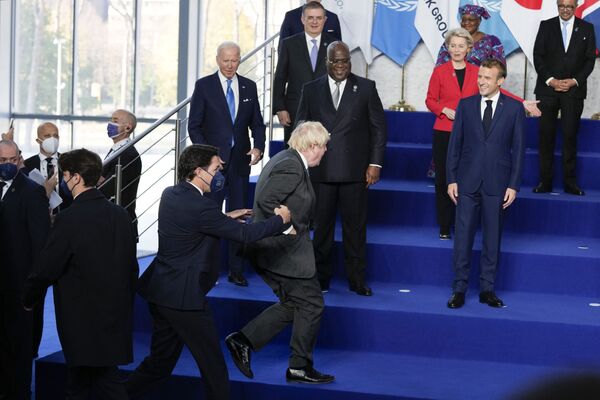 Британский премьер-министр Борис Джонсон опоздал на фотографирование на саммите Большой двадцатки в Риме 30 октября. Двухдневный саммит — первая оффлайн-встреча глав крупнейших государств мира с начала пандемии COVID-19. - Sputnik Узбекистан