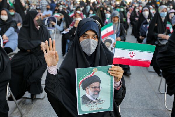 Женщина с портретом избранного президента Ирана Ибрахима Раиси, победившего на президентских выборах 18 июня.  - Sputnik Узбекистан