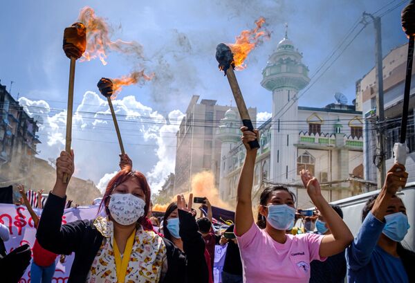 Демонстрация против военного переворота в Янгоне, Мьянма, 14 июля. - Sputnik Узбекистан