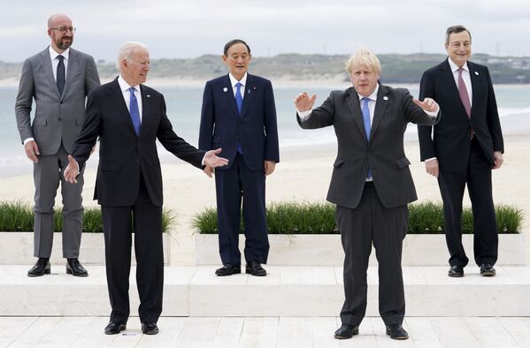 Лидеры G7 на саммите в Корнуолле, Англия, 11 июня. На саммите главы государств обсуждали пандемию, климат, внешнюю политику и экономику. - Sputnik Узбекистан