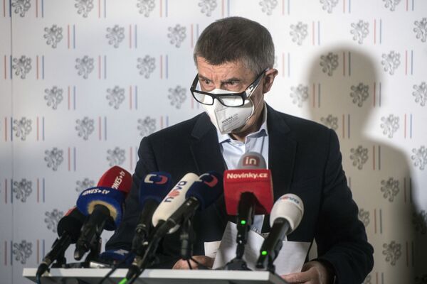 Премьер-министр Чехии Андрей Бабиш на пресс-конференции 17 апреля объявляет о высылке 18 российских дипломатов, якобы причастных к взрыву боеприпасов в Врбетице в 2014 году. - Sputnik Узбекистан