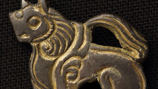 Бляха-накладка на сумочку в виде крылатого льва (вторая половина IX - первая половина X века нашей эры) - Sputnik Узбекистан