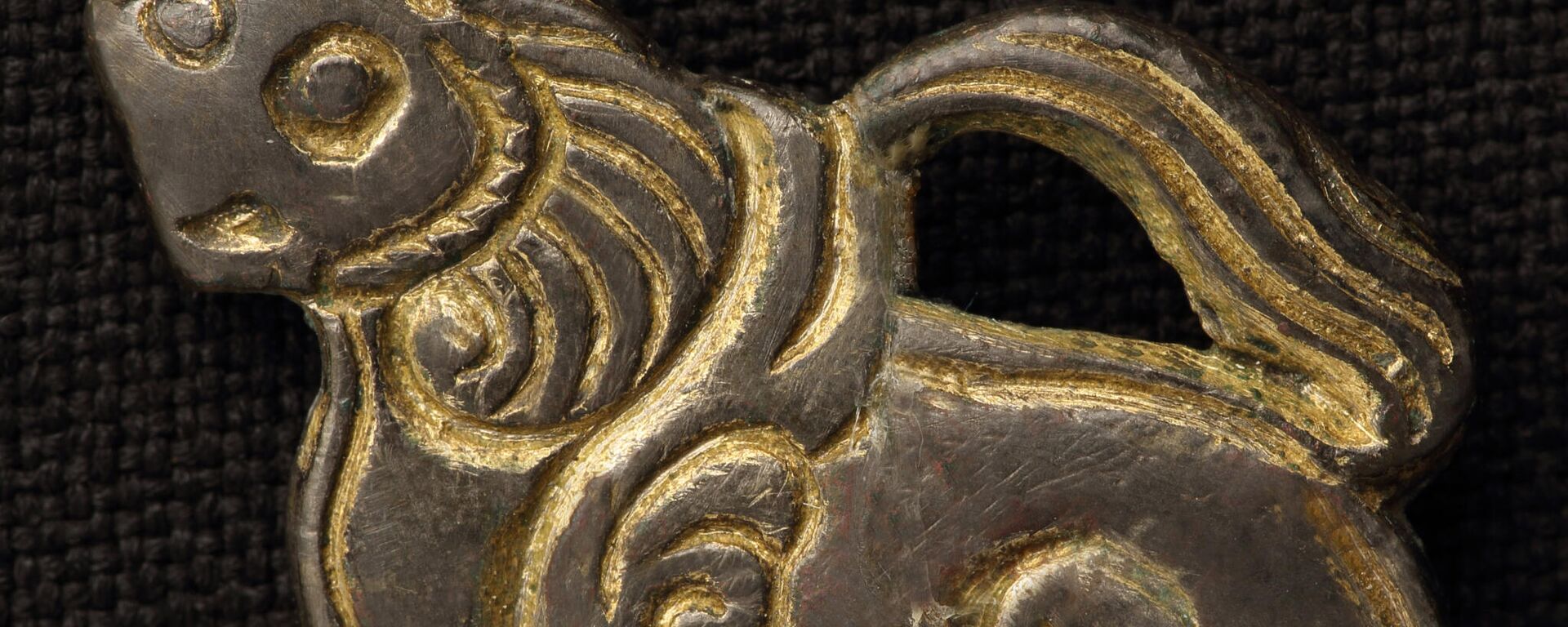 Бляха-накладка на сумочку в виде крылатого льва (вторая половина IX - первая половина X века нашей эры) - Sputnik Узбекистан, 1920, 14.12.2021