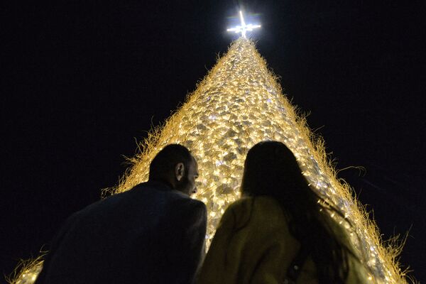 Гигантская светящаяся ёлка в иракском городе Каракош (Бахдида) в 30 километрах от Мосула, населенного в основном христианами. - Sputnik Узбекистан