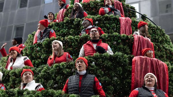 Выступающие поют на Рождественской елке во время парада в честь Дня Благодарения в Нью-Йорке - Sputnik Узбекистан