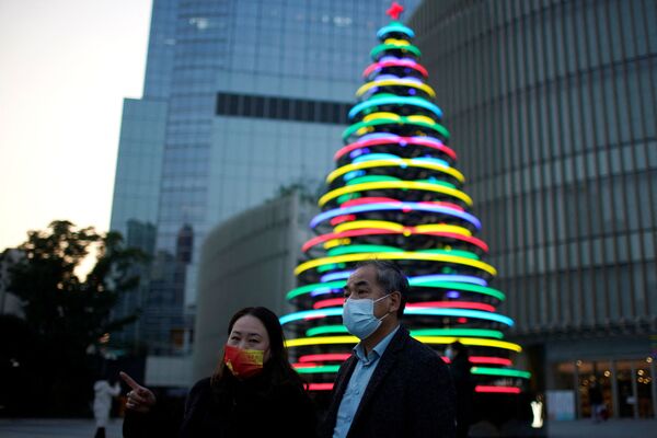 Световая ёлка в Шанхае, Китай, 14 декабря 2021 г. - Sputnik Узбекистан