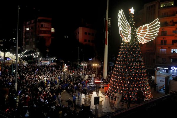 Церемония зажжения гигантской ёлки и начала рождественских празднований на площади Сассин в Бейруте, Ливан, 7 декабря 2021 г. - Sputnik Узбекистан