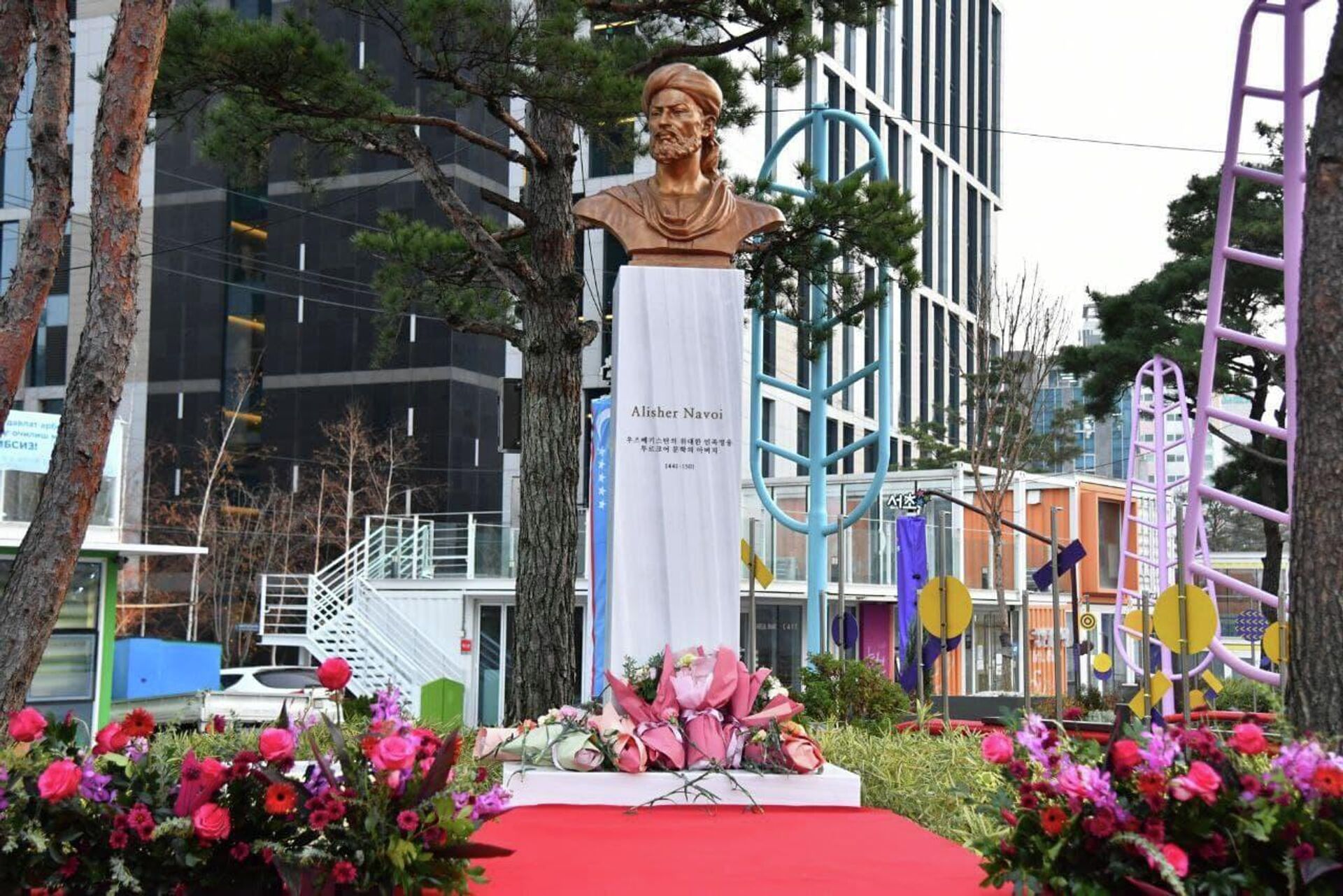 Памятник Алишера Навои в Сеуле - Sputnik Ўзбекистон, 1920, 16.12.2021
