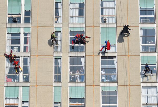 Супергерои заглядывали в окна и общались с малышами. - Sputnik Узбекистан