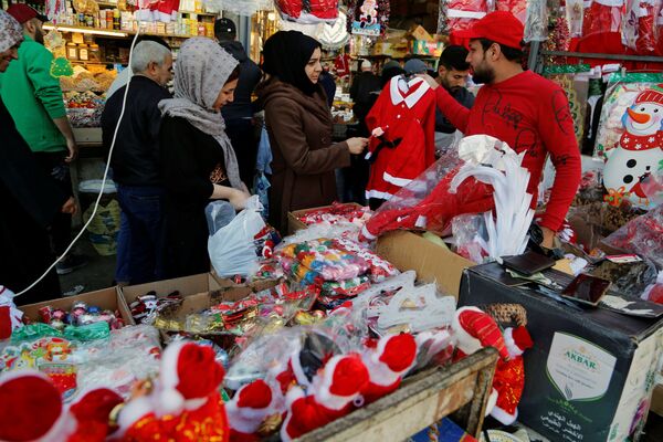 Иракские женщины на рождественском рынке в Багдаде, 13 декабря 2021 г. - Sputnik Узбекистан