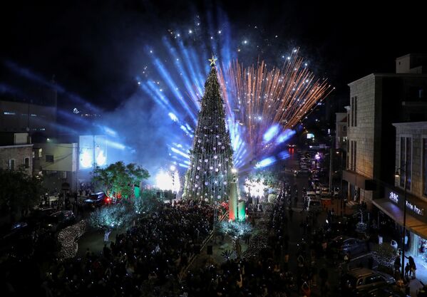 Салют во время церемонии зажжения огней на рождественской ели в Библосе, Ливан, 7 декабря 2021 г. - Sputnik Узбекистан