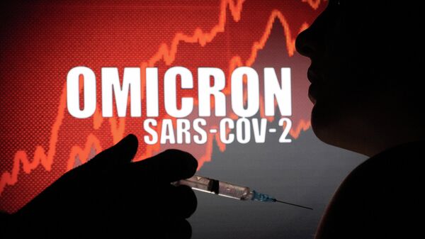 Врач со шприцом и пациент на фоне надписи Omicron SARS-CoV-2 - Sputnik Ўзбекистон