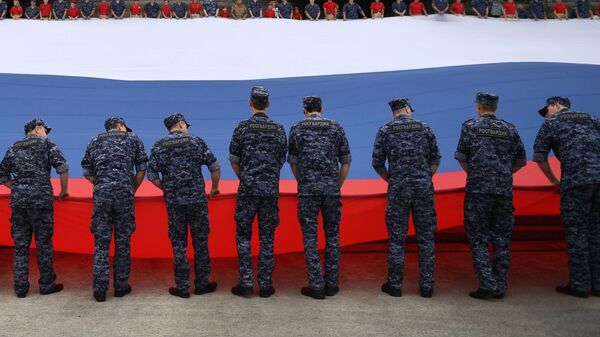 Участники флешмоба разворачивают флаг Российской Федерации на площади Парка Победы на Поклонной горе в рамках празднования Дня государственного флага России - Sputnik Узбекистан