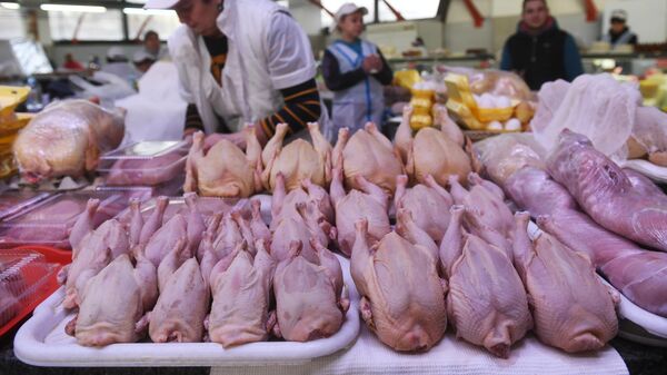 Продажа куриного мяса на рынке - Sputnik Ўзбекистон