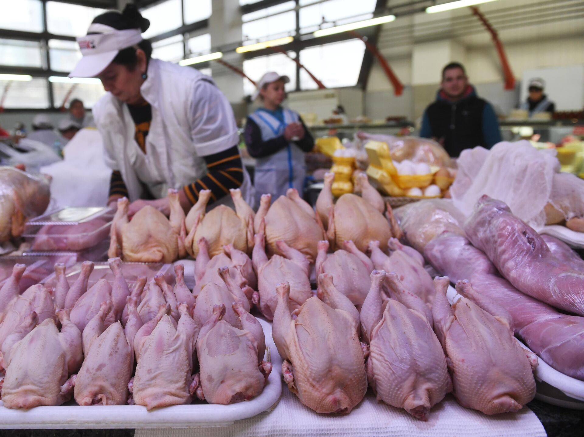 На рынке мяса птицы в стране. Курица на прилавке. Куриное мясо в ринке. Рынок мяса птицы.
