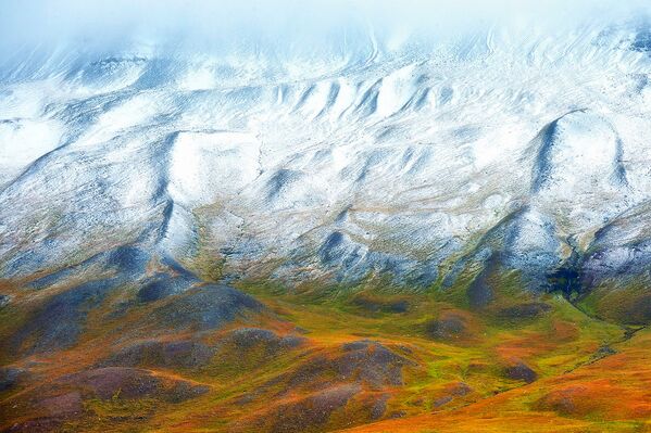 Смена сезонов в горах Исландии.  - Sputnik Узбекистан