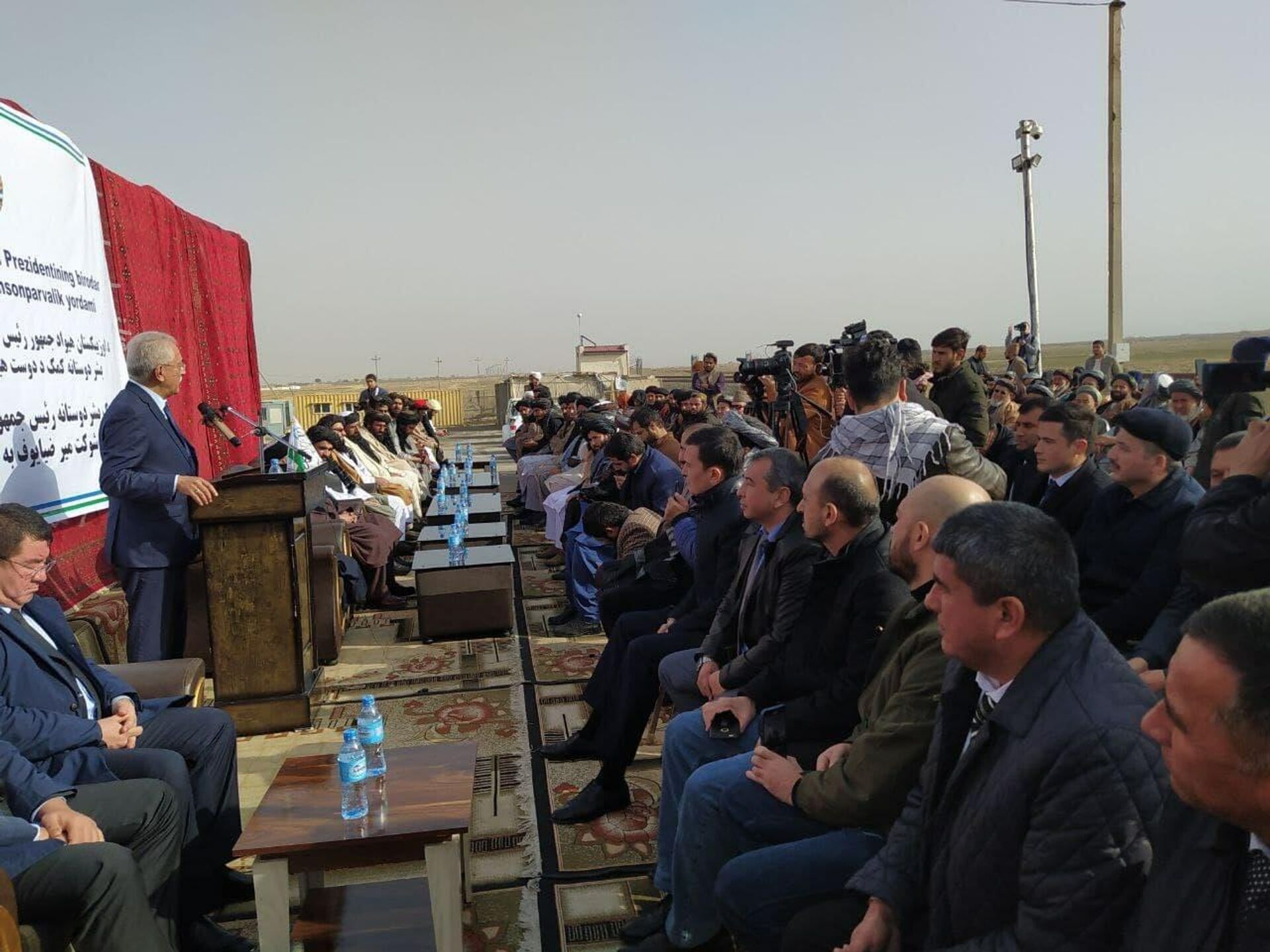 В Мазари-Шарифе состоялась церемония передачи гуманитарной помощи Афганистану - Sputnik Ўзбекистон, 1920, 24.12.2021