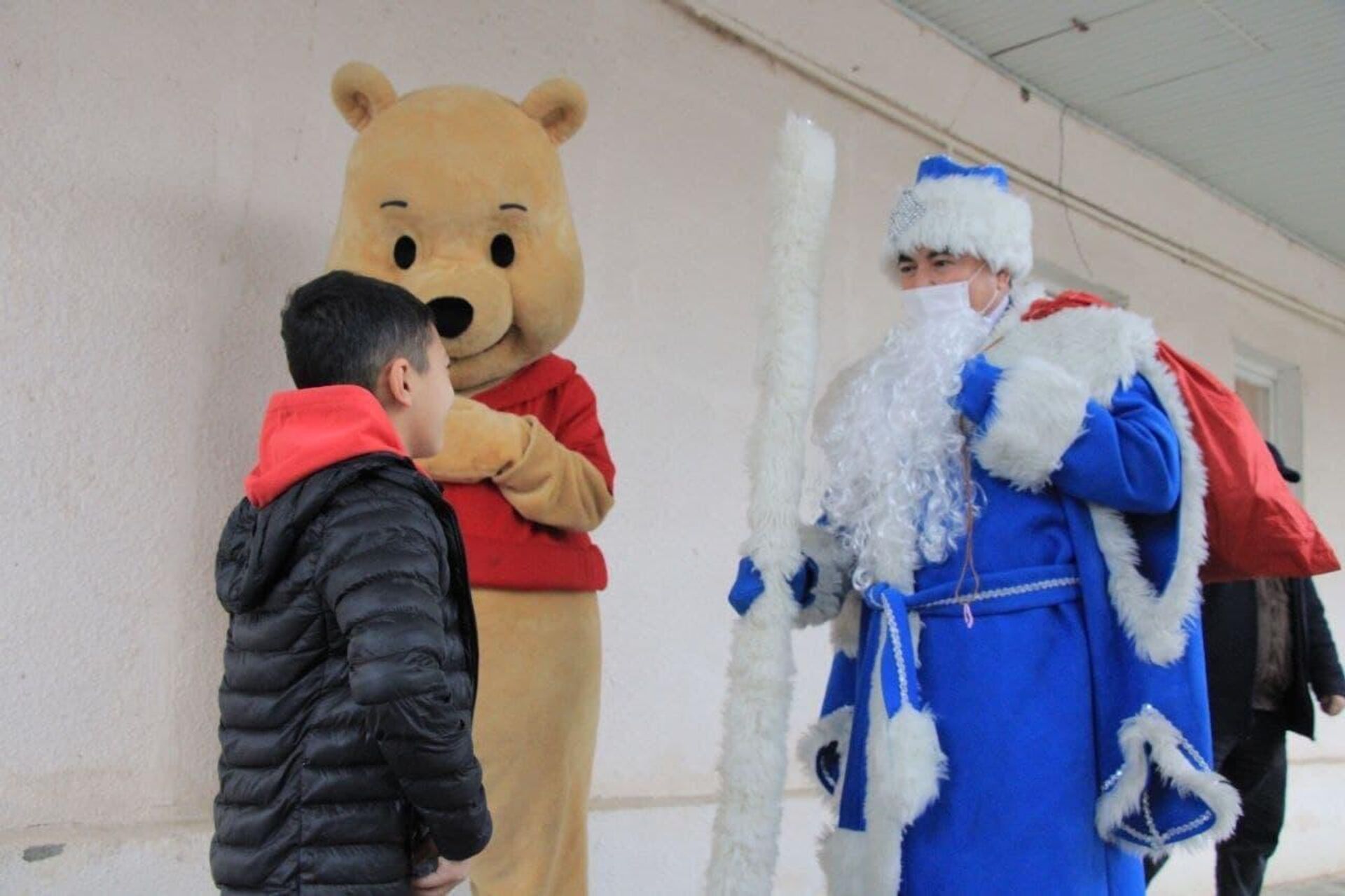 Хоким Сырдарьинской области Гафур Мирзаев навестил детей в костюме Деда Мороза - Sputnik Узбекистан, 1920, 27.12.2021