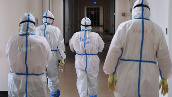 Медицинские работники в одном из отделений госпиталя COVID-19 - Sputnik Ўзбекистон