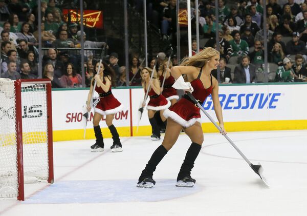 Группа поддержки Dallas Stars очищают лед перед хоккейным матчем NHL 15 декабря 2015 г. - Sputnik Узбекистан