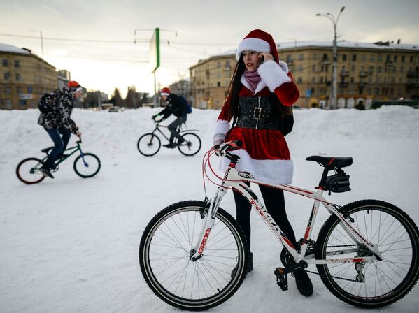 Участники велопробега Дедов Морозов во время финиша на площади Пименова в Новосибирске - Sputnik Узбекистан