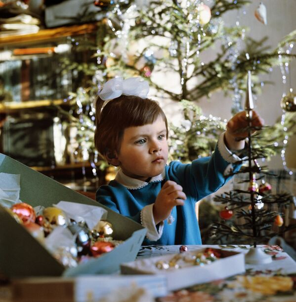 Скоро Новый 1974 год. Девочка украшает маленькую пластмассовую елочку. - Sputnik Узбекистан