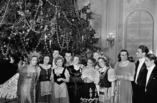 Новогодний бал в Кремле. Москва, 1954 год. - Sputnik Узбекистан