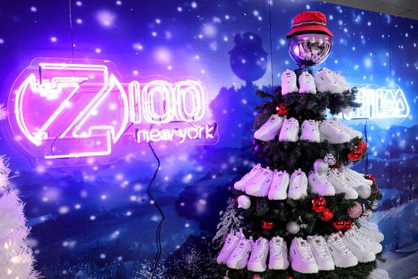 Ёлка, украшенная кроссовками FILA, на шоу iHeartRadio Z100 Jingle Ball 2021 в Нью-Йорке. - Sputnik Узбекистан