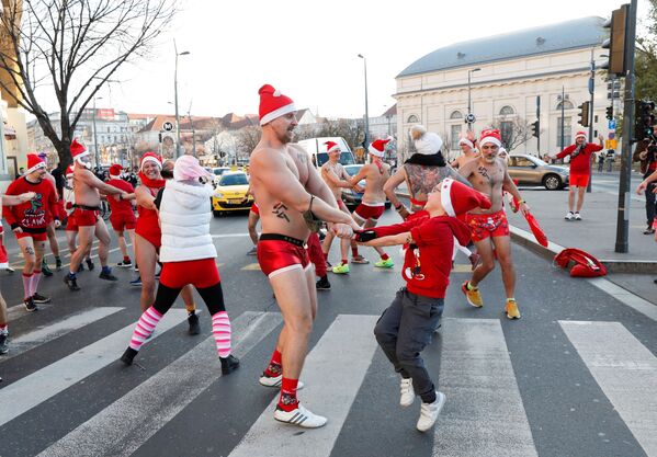Забег полуголых Санта-Клаусов в Будапеште, 12 декабря 2021 г. - Sputnik Узбекистан