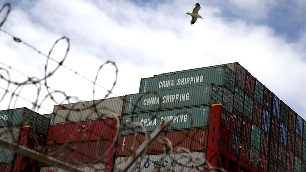Грузовые контейнеры из Гонконга в порту Окленда, США - Sputnik Узбекистан