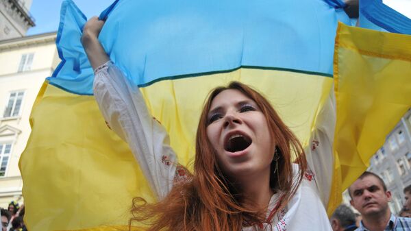 Девушка с флагом Украины - Sputnik Узбекистан