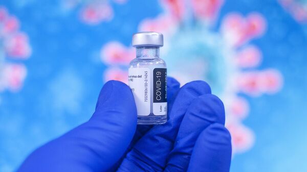 Ампула с вакциной в руках, иллюстративное фото - Sputnik Ўзбекистон