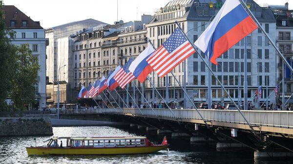 Флаги России и США на мосту Монблан в Женеве - Sputnik Ўзбекистон