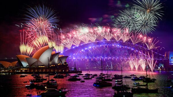 Порт Сиднея во время новогоднего салюта в Австралии - Sputnik Ўзбекистон