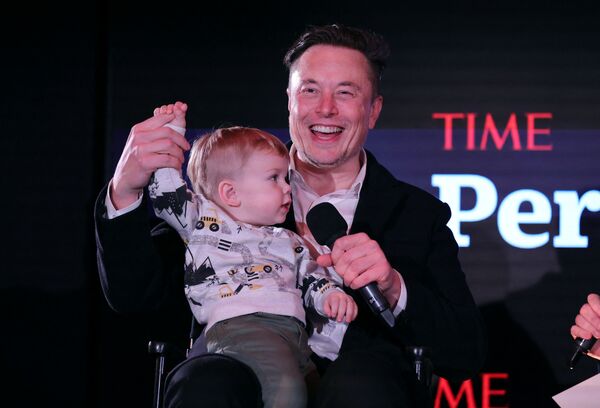 Илон Маск с сыном по имени XÆ A-12 во время вручения премии &quot;Человек года&quot; от журнала Time. Издание назвало мультимиллионера &quot;Человеком года-2021&quot;. - Sputnik Узбекистан