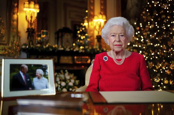 Королева Елизавета II во время ежегодного рождественского послания к нации в Виндзорском замке. - Sputnik Узбекистан