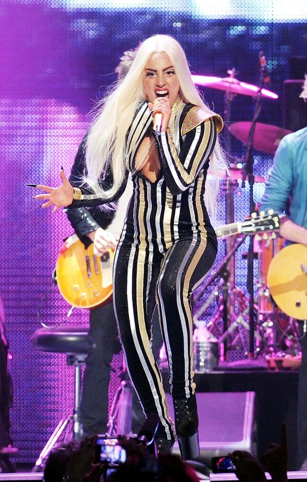 Певица Леди Гага выступает в Ньюарке, Нью-Джерси. - Sputnik Узбекистан